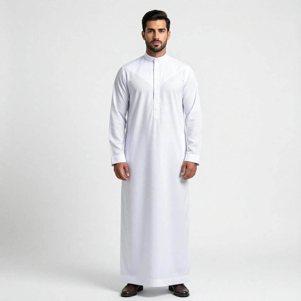 Qamis blanc saoudien premium pour homme, vêtement traditionnel élégant avec manches longues et coupe classique.
