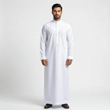 Qamis blanc saoudien premium pour homme, vêtement traditionnel élégant avec manches longues et coupe classique.