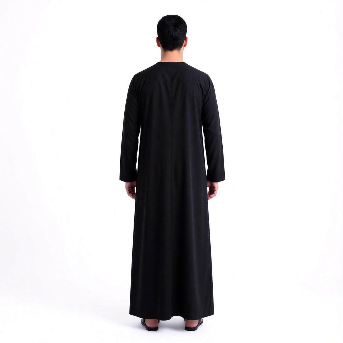 Qamis noir signature Saoudien pour homme de la marque MonQamisHomme, vue en détail sur le tissu et la coupe élégante.