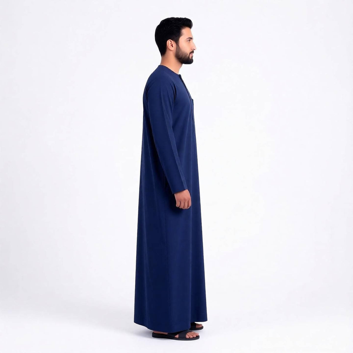 Qamis bleu marine Prestige pour homme, vêtement traditionnel élégant, fabriqué par MonQamisHomme, porté sur un mannequin.