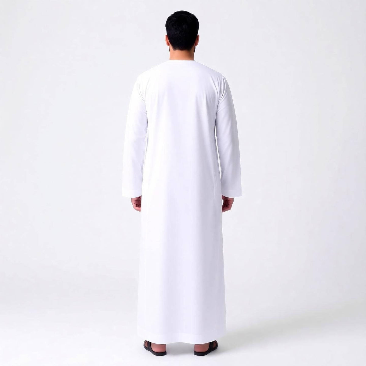 Qamis blanc saoudien premium pour homme, vêtement traditionnel élégant, porté par un homme, fabriqué par MonQamisHomme.