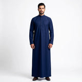 Qamis blanc saoudien premium pour homme, vêtement traditionnel élégant, avec détails fins, porté par un modèle.