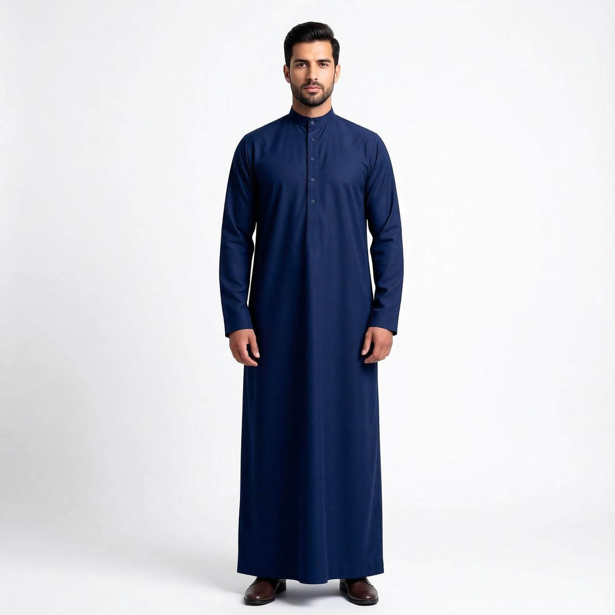 Qamis bleu marine Prestige pour homme avec détails élégants, porté par un modèle, fabriqué par MonQamisHomme.