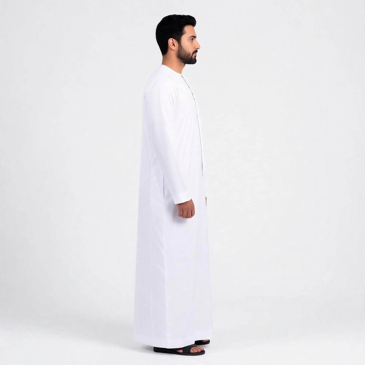 Qamis blanc saoudien premium pour homme, vêtement traditionnel élégant, porté par un homme dans une image.