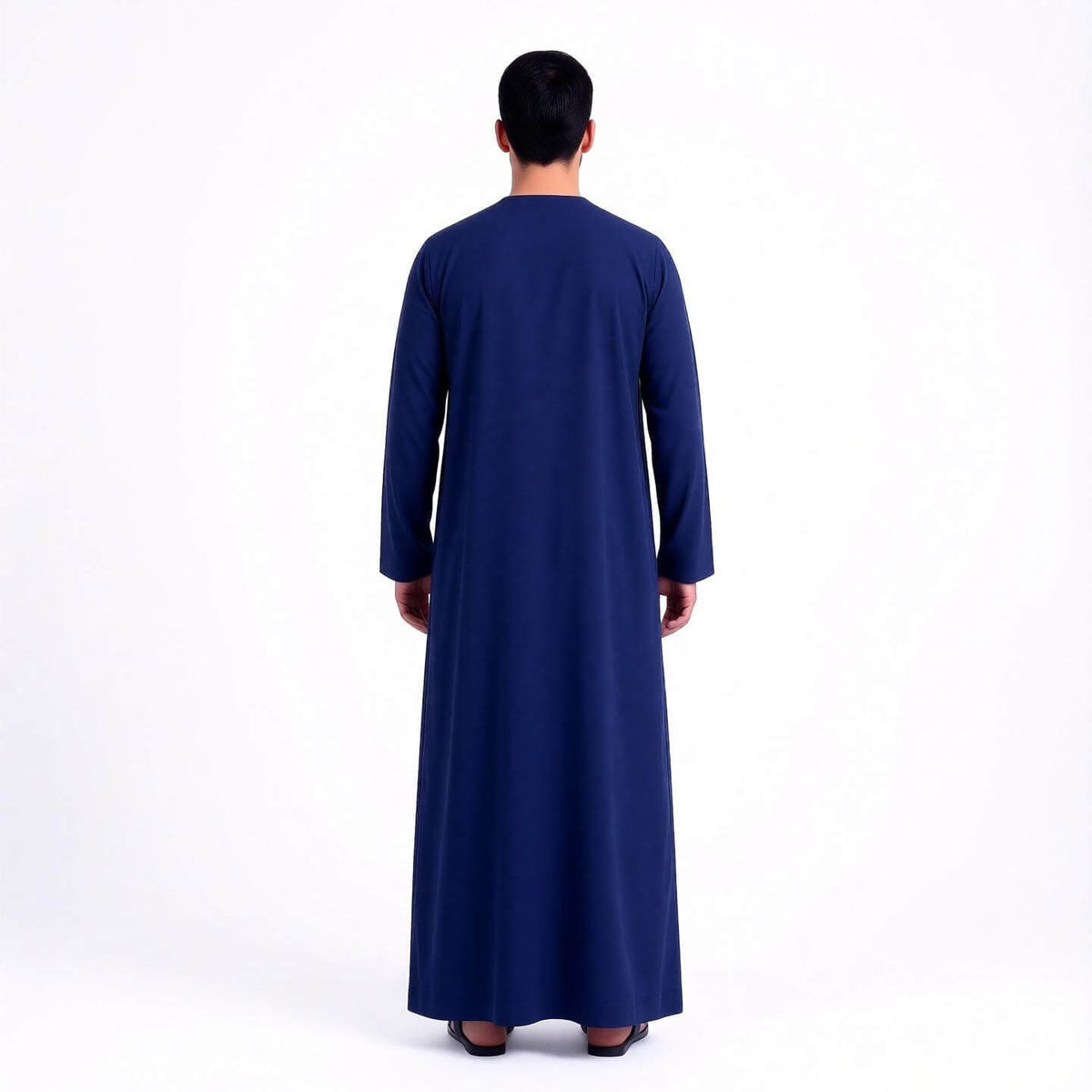 Qamis homme bleu marine Prestige MonQamisHomme, détail du tissu et coupe élégante, porté par un mannequin.