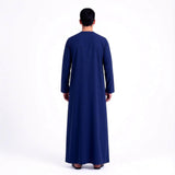 Qamis homme bleu marine Prestige MonQamisHomme, détail du tissu et coupe élégante, porté par un mannequin.