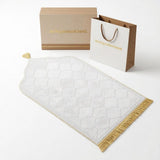 Tapis de prière en velours épais blanc pour homme, design unisexe, confort et élégance pour la prière.