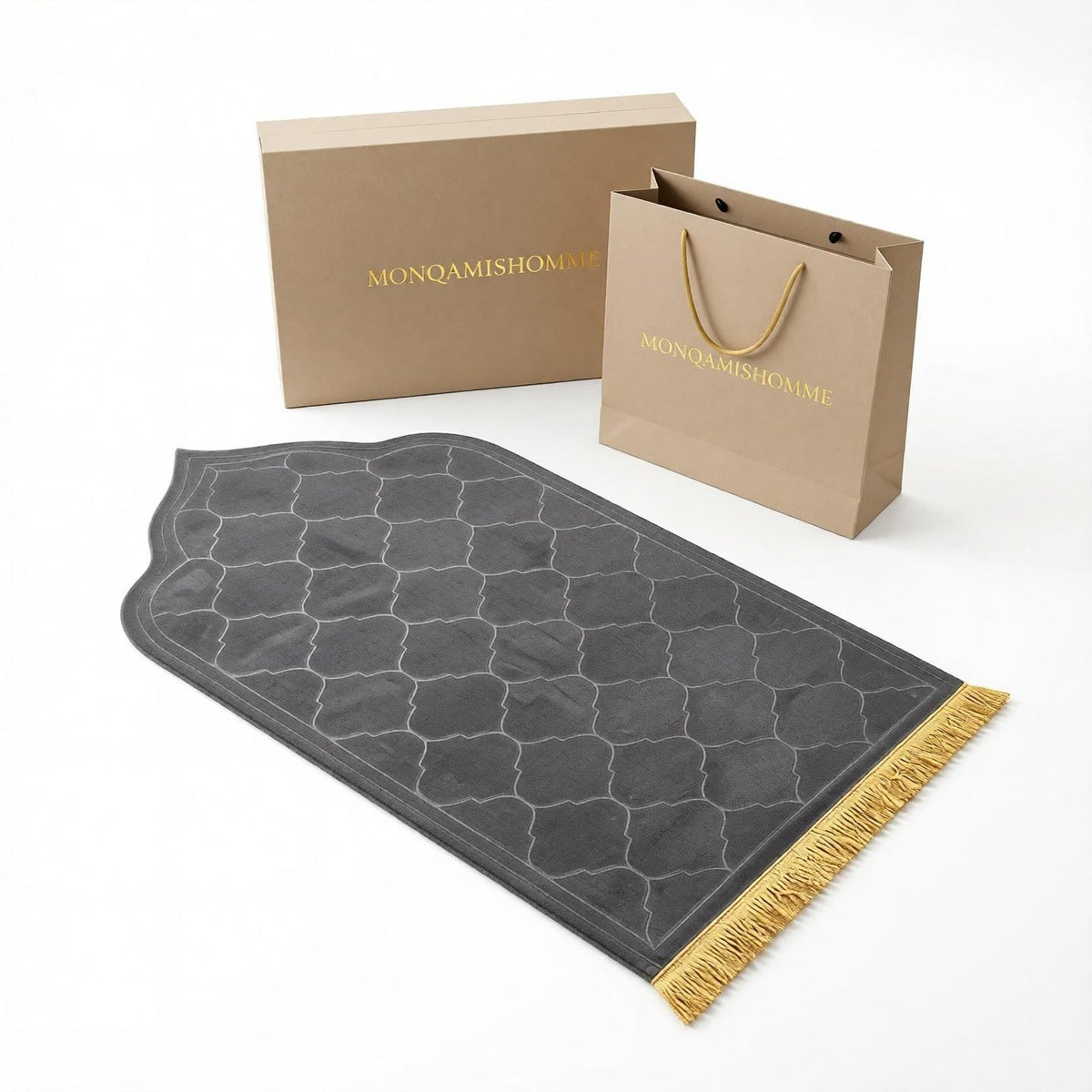 Tapis de prière gris en velours épais, unisex, pour la prière, de la marque Mon Qamis Homme, visible avec motifs élégants.