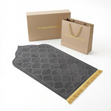 Tapis de prière gris en velours épais, unisex, pour la prière, de la marque Mon Qamis Homme, visible avec motifs élégants.