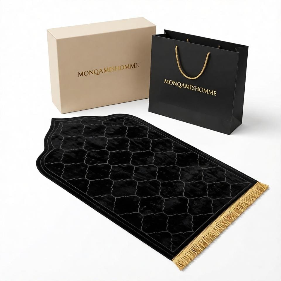 Tapis de prière en velours épais noir pour homme, design unisexe, avec motifs islamiques, fabriqué par Mon Qamis Homme.