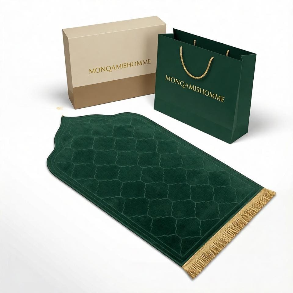 Tapis de prière en velours épais vert, unisexe, conçu par Mon Qamis Homme, pour la pratique de la prière musulmane.